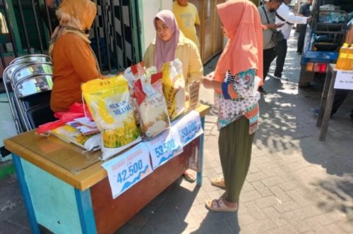 Bulog Surabaya Utara Adakan Operasi Pasar Demi Stabilitas Harga Pangan