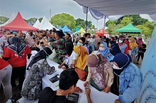 Ratusan Warga Slawi Tegal Mengantri Pembelian Sembako Murah