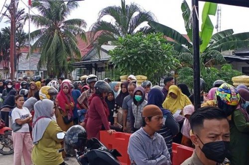 Warga Antusias Dapatkan Gas Elpiji 3 Kg dalam Operasi Pasar Diskoperindag Tanjabbar, Jambi