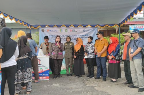 Sekda Buka Operasi Pasar Bahan Pangan Di Pasar Inpres Sintang Kalimantan Barat